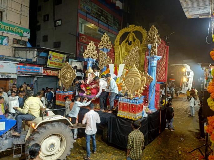 Eight and a half hour procession in Pimpri; Deluge of devotion in presence of rain | पिंपरीत साडेआठ तास वाजत-गाजत मिरवणूक; पावसाच्या हजेरीत भक्तीचा महापूर Eight and a half hour procession in Pimpri; Deluge of devotion in presence of rain | पिंपरीत साडेआठ तास वाजत-गाजत मिरवणूक; पावसाच्या हजेरीत भक्तीचा महापूर