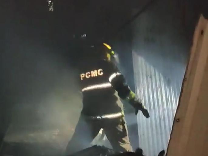 Pimpri: Fire breaks out at scrap shop in Akurdi, four injured | Pimpari: आकुर्डीतील भंगाराच्या दुकानास आग, चार जण जखमी