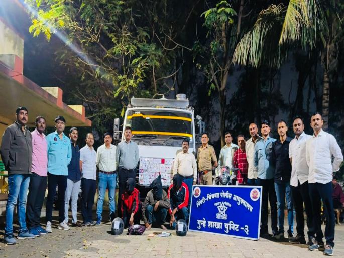 Gang of burglars from Uttar Pradesh arrested; Three suspects handcuffed, valuables worth Rs 12 lakh seized | उत्तरप्रदेशातून येऊन घरफोड्या करणारी टोळी जेरबंद; तीन संशयितांना बेड्या, १२ लाखांचा मुद्देमाल जप्त Gang of burglars from Uttar Pradesh arrested; Three suspects handcuffed, valuables worth Rs 12 lakh seized | उत्तरप्रदेशातून येऊन घरफोड्या करणारी टोळी जेरबंद; तीन संशयितांना बेड्या, १२ लाखांचा मुद्देमाल जप्त