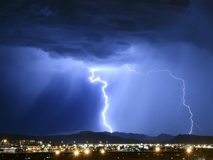 Lightning and thunder Rain lashed Pimpri Chinchwad with stormy winds | विजांचा कडकडाट अन् ढगांचा गडगडाट; पिंपरी-चिंचवडला वादळी वाऱ्यासह पावसाने झोडपले Lightning and thunder Rain lashed Pimpri Chinchwad with stormy winds | विजांचा कडकडाट अन् ढगांचा गडगडाट; पिंपरी-चिंचवडला वादळी वाऱ्यासह पावसाने झोडपले