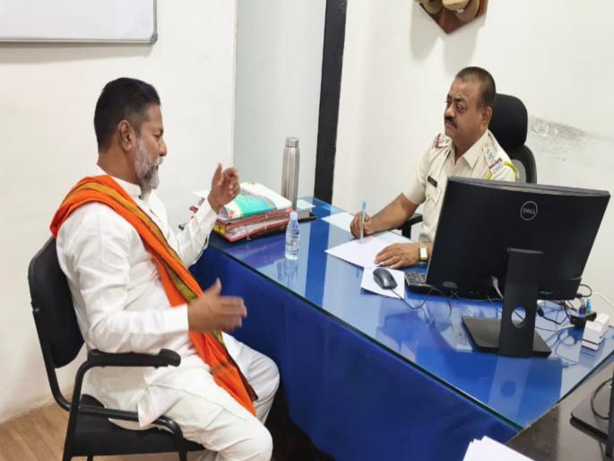 The government is afraid of us, the police is ahead..!Surprise; Environmentalists are in a bind due to the Chief Minister's visit | सरकार हमसे डरती है, पुलिस आगे करती है..!आश्चर्यच; मुख्यमंत्र्यांच्या दौऱ्यामुळे पर्यावरणवादी स्थानबद्ध  The government is afraid of us, the police is ahead..!Surprise; Environmentalists are in a bind due to the Chief Minister's visit | सरकार हमसे डरती है, पुलिस आगे करती है..!आश्चर्यच; मुख्यमंत्र्यांच्या दौऱ्यामुळे पर्यावरणवादी स्थानबद्ध