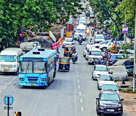 Traffic because of illegal parking | बेकायदा पार्किंगने वाहतूककोंडी