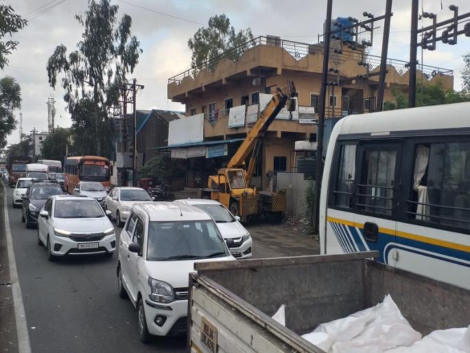 Traffic jam in Pimpri-Chinchwad city area due to Chief Minister Eknath Shinde's visit | मुख्यमंत्री एकनाथ शिंदे यांच्या दौऱ्यामुळे पिंपरी-चिंचवडमधील काही भागांत वाहतूक कोंडी Traffic jam in Pimpri-Chinchwad city area due to Chief Minister Eknath Shinde's visit | मुख्यमंत्री एकनाथ शिंदे यांच्या दौऱ्यामुळे पिंपरी-चिंचवडमधील काही भागांत वाहतूक कोंडी