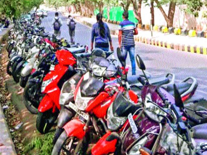 In the Hinjewadi, ITIs have to deal with traffic rules | हिंजवडीत आयटीयन्सना वाहतूक नियमांचे वावडे, हेल्मेट सक्तीला तिलांजली In the Hinjewadi, ITIs have to deal with traffic rules | हिंजवडीत आयटीयन्सना वाहतूक नियमांचे वावडे, हेल्मेट सक्तीला तिलांजली