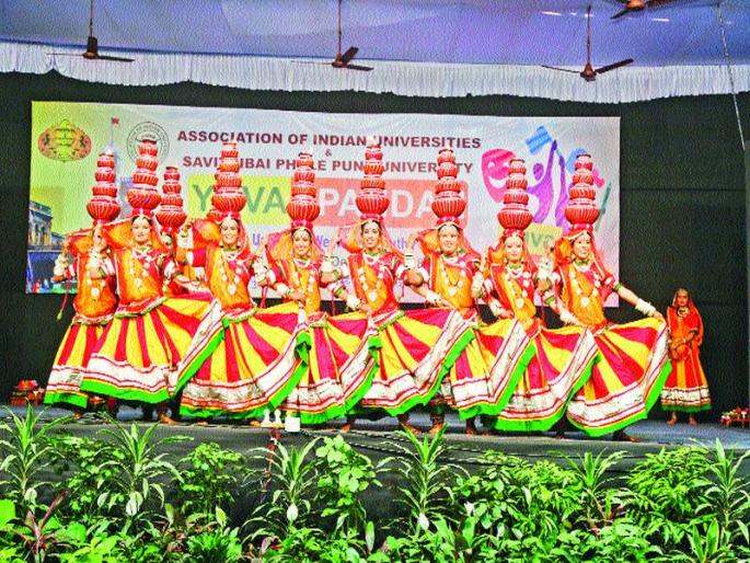 Students experience the experience of four states' culture | विद्यार्थ्यांनी अनुभवला चार राज्यांच्या संस्कृतीचा मिलाफ Students experience the experience of four states' culture | विद्यार्थ्यांनी अनुभवला चार राज्यांच्या संस्कृतीचा मिलाफ