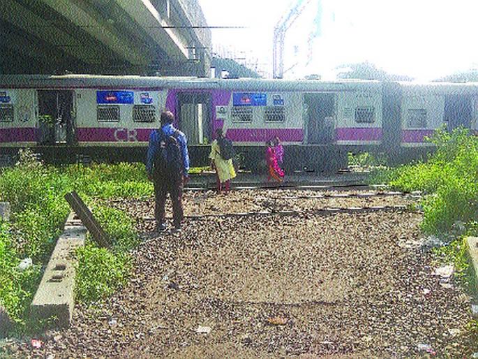 Pedestrian bridge debris on the railway tracks | रेल्वे रुळावरील पादचारी पूल ओस, प्रशासनाचे दुर्लक्ष Pedestrian bridge debris on the railway tracks | रेल्वे रुळावरील पादचारी पूल ओस, प्रशासनाचे दुर्लक्ष