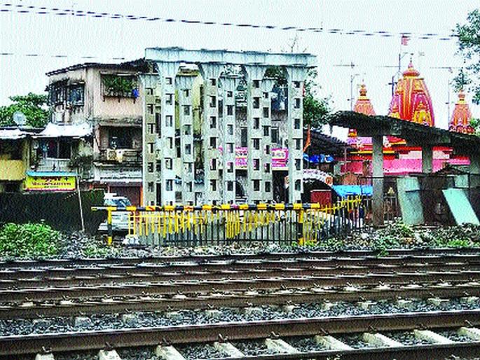Two killed in pedestrian collision in mumbai bridge | पादचारी पूल रखडल्याने दोन जणांचा अपघाती मृत्यू Two killed in pedestrian collision in mumbai bridge | पादचारी पूल रखडल्याने दोन जणांचा अपघाती मृत्यू