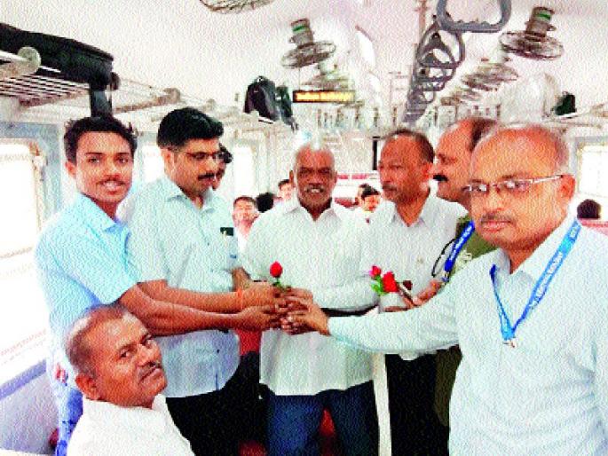 Pune-Dound DEMU railway News | दौंड-पुणे रेल्वे डेमूगाडीचे प्रस्थान उत्साहात Pune-Dound DEMU railway News | दौंड-पुणे रेल्वे डेमूगाडीचे प्रस्थान उत्साहात