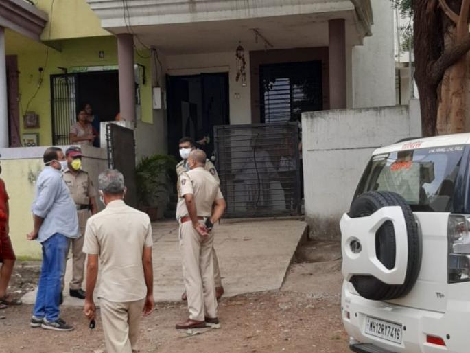 7 lakh burglary to the principal of Kids Gurukul; Close the door from the inside and pinch the whole house | किड्स गुरुकुल’च्या प्राचार्यांकडे सात लाखाची घरफोडी; आतून कडी बंद करुन पिंजले संपूर्ण घर 7 lakh burglary to the principal of Kids Gurukul; Close the door from the inside and pinch the whole house | किड्स गुरुकुल’च्या प्राचार्यांकडे सात लाखाची घरफोडी; आतून कडी बंद करुन पिंजले संपूर्ण घर