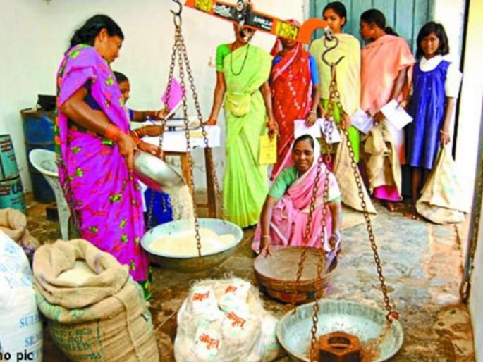 Distribution of offline grain distribution in 16 districts | आॅफलाइन धान्य वाटपाचा १६ जिल्ह्यात धडाका Distribution of offline grain distribution in 16 districts | आॅफलाइन धान्य वाटपाचा १६ जिल्ह्यात धडाका