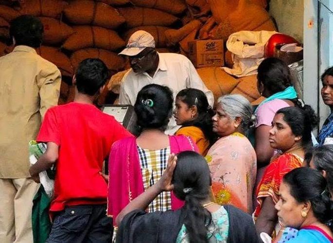 Obstruction of grain distribution in Akola | धान्य वितरणात अडथळा; अन्न सप्ताहाचा उडाला फज्जा!