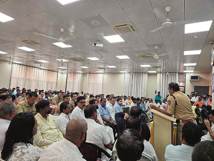 If the instructions are to be kept on paper, why hold meetings? Peace Committee angry at Municipal Corporation, Mahavitaran | सूचना कागदावरच ठेवायच्या असतील तर बैठका घेता कशाला ? मनपा, महावितरणवर संताप If the instructions are to be kept on paper, why hold meetings? Peace Committee angry at Municipal Corporation, Mahavitaran | सूचना कागदावरच ठेवायच्या असतील तर बैठका घेता कशाला ? मनपा, महावितरणवर संताप