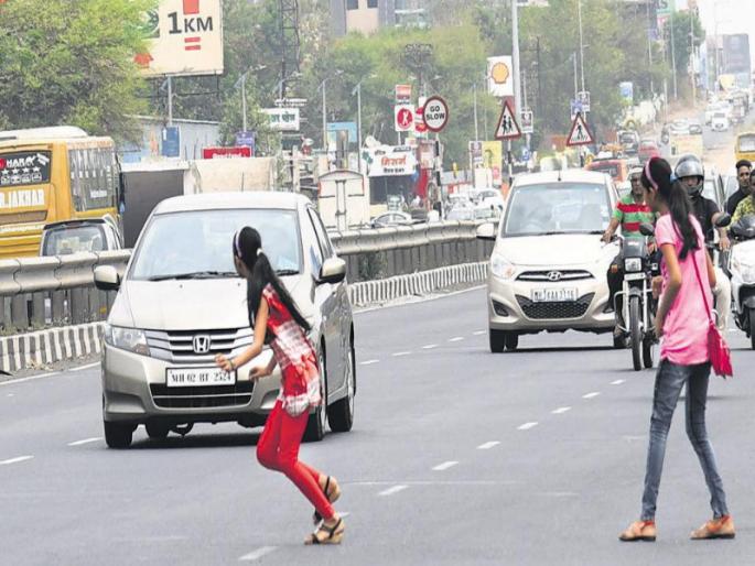 25 pedestrians deaths in five months: Pedestrian policy only paper | पाच महिन्यांत २५ पादचाऱ्यांचा अपघाती मृत्यू : पादचारी धोरण कागदावरच 25 pedestrians deaths in five months: Pedestrian policy only paper | पाच महिन्यांत २५ पादचाऱ्यांचा अपघाती मृत्यू : पादचारी धोरण कागदावरच