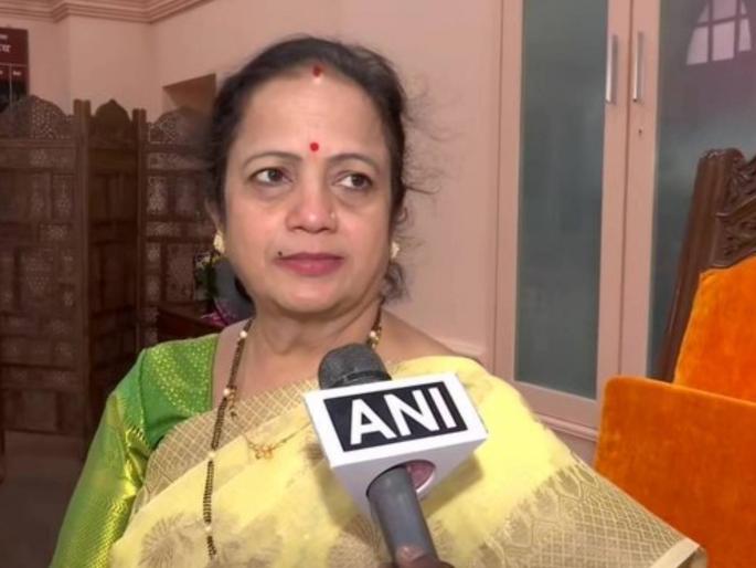 What we did was according to municipal rules says Mumbai Mayor Kishori Pednekar | कंगनाच्या कार्यालयावरील कारवाई नियमानुसारच; महापौर किशोरी पेडणेकर ठाम What we did was according to municipal rules says Mumbai Mayor Kishori Pednekar | कंगनाच्या कार्यालयावरील कारवाई नियमानुसारच; महापौर किशोरी पेडणेकर ठाम