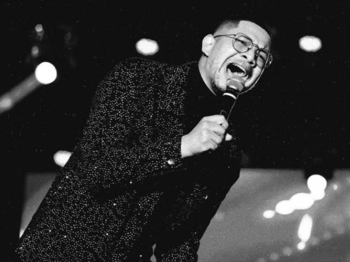 Video brazilian gospel singer pedro henrique dies after collapsing during performance | Video - हृदयद्रावक! स्टेजवर परफॉर्म करताना सिंगर अचानक खाली कोसळला, झाला मृत्यू