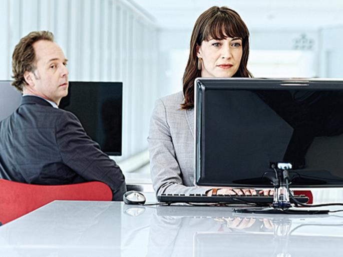 Do you have a habit to stalk at others computer screen? | तुम्ही न विचारता शेजारच्या कॉम्प्युटर स्क्रीनमध्ये डोकावता का?