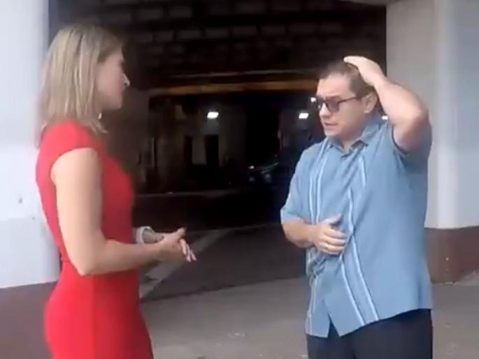 Pigeon poops on lawmaker complaining about Chicago’s pigeon problems | Video : नेताजी कबूतरांच्या घाणीवर देत होते 'बोल बच्चन', अचानक वरून कबूतर गेलं आणि.... Pigeon poops on lawmaker complaining about Chicago’s pigeon problems | Video : नेताजी कबूतरांच्या घाणीवर देत होते 'बोल बच्चन', अचानक वरून कबूतर गेलं आणि....