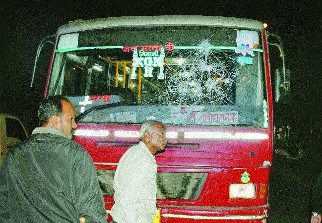 Nagapure municipal two bus passes | नागपुरात मनपाच्या दोन बसची तोडफोड