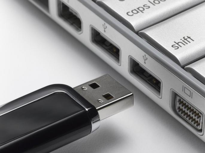 Pen drive for fake notes is 2 lakhs | बनावट नोटांसाठीचा पेन ड्राईव्ह १६ लाखांचा Pen drive for fake notes is 2 lakhs | बनावट नोटांसाठीचा पेन ड्राईव्ह १६ लाखांचा