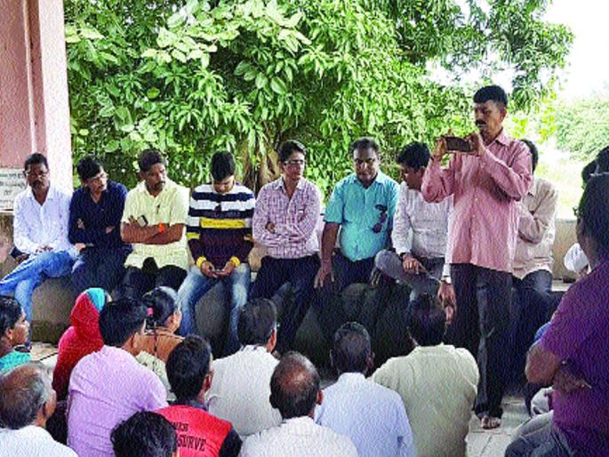 In Penn, farmers beat the officers | पेणमध्ये शेतकऱ्यांनी अधिकाऱ्यांना पिटाळले In Penn, farmers beat the officers | पेणमध्ये शेतकऱ्यांनी अधिकाऱ्यांना पिटाळले