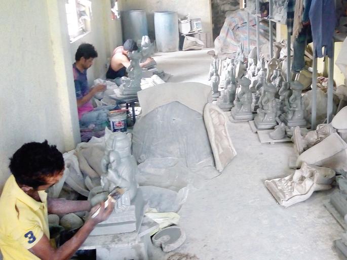 Demand for Shadoo clay of Ganesh idols in Pen increased | पेणमधील शाडू मातीच्या गणेशमूर्तींना मागणी वाढली Demand for Shadoo clay of Ganesh idols in Pen increased | पेणमधील शाडू मातीच्या गणेशमूर्तींना मागणी वाढली