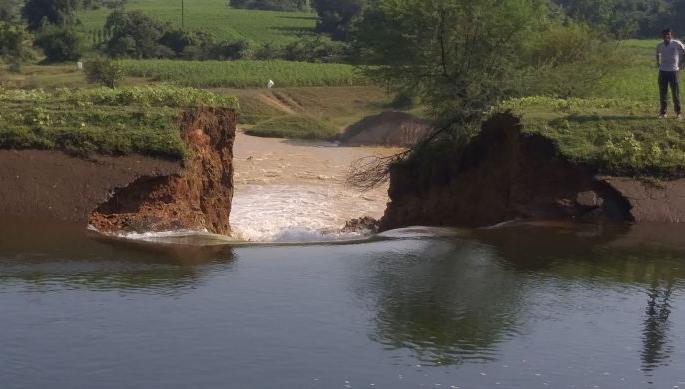 Pench left canal broken: Millions of liters water wasted | पेंच डावा कालवा फुटला : लाखो लिटर पाणी गेले वाया Pench left canal broken: Millions of liters water wasted | पेंच डावा कालवा फुटला : लाखो लिटर पाणी गेले वाया