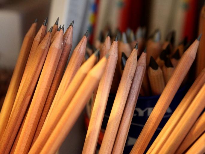 Refraction of Light Why does a pencil look bent in water | आई शप्पथ... बारीक पेन्सिल जाडजूड करणारी जादूss Refraction of Light Why does a pencil look bent in water | आई शप्पथ... बारीक पेन्सिल जाडजूड करणारी जादूss