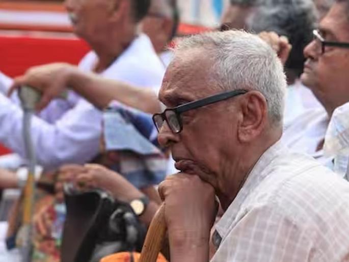 Retirees struggle for pension! came in the bank due to delayed payment of pension | सेवानिवृत्तांची पेन्शनसाठी धडपड! विलंबाने पेन्शन जमा झाल्याने बँकेत गर्दी Retirees struggle for pension! came in the bank due to delayed payment of pension | सेवानिवृत्तांची पेन्शनसाठी धडपड! विलंबाने पेन्शन जमा झाल्याने बँकेत गर्दी