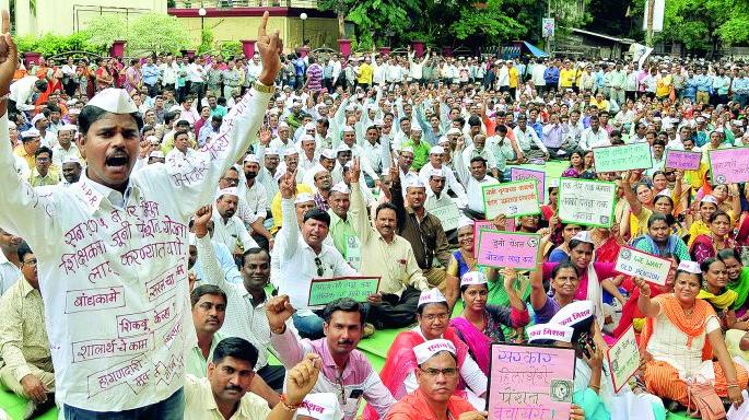 Government employees Shown Power for old pension | जुन्या पेन्शनसाठी दाखविली शासकीय कर्मचाऱ्यांनी शक्ती Government employees Shown Power for old pension | जुन्या पेन्शनसाठी दाखविली शासकीय कर्मचाऱ्यांनी शक्ती
