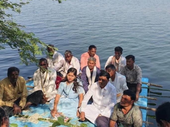 Farmers started a hunger strike in the waters of Pentakali project | पेनटाकळी प्रकल्पाच्या पाण्यात शेतकऱ्यांनी सुरू केले उपोषण Farmers started a hunger strike in the waters of Pentakali project | पेनटाकळी प्रकल्पाच्या पाण्यात शेतकऱ्यांनी सुरू केले उपोषण
