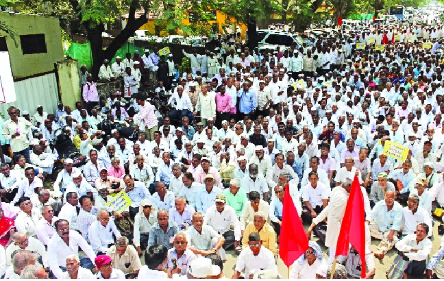 The office closed on pension after the pension was closed | पेन्शन बंद केल्यास कार्यालयाला टाळे : कोल्हापुरात पेन्शनरांचा इशारा भर उन्हात विराट मोर्चा The office closed on pension after the pension was closed | पेन्शन बंद केल्यास कार्यालयाला टाळे : कोल्हापुरात पेन्शनरांचा इशारा भर उन्हात विराट मोर्चा