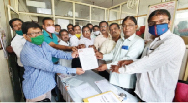 Government decides to cancel 900 posts of Peon in Raigad district | रायगड जिल्ह्यात शिपायांची ९०० पदे रद्द , सरकारचा निर्णय Government decides to cancel 900 posts of Peon in Raigad district | रायगड जिल्ह्यात शिपायांची ९०० पदे रद्द , सरकारचा निर्णय