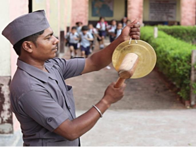 pattern of fourth grade employees still secrete | शाळांमधील चतुर्थश्रेणी कर्मचाऱ्यांचा आकृतीबंध गुलदस्त्यात pattern of fourth grade employees still secrete | शाळांमधील चतुर्थश्रेणी कर्मचाऱ्यांचा आकृतीबंध गुलदस्त्यात