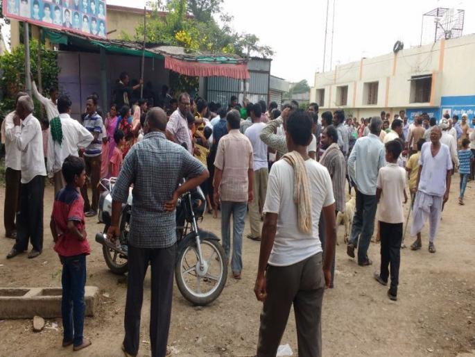 In cities like Mumbai, the population now has a population of two crore, a lack of basic resources | मुंबईसारख्या शहरात आता लोकसंख्या दोन कोटींच्या घरात, मूलभूत स्रोतांची टंचाई In cities like Mumbai, the population now has a population of two crore, a lack of basic resources | मुंबईसारख्या शहरात आता लोकसंख्या दोन कोटींच्या घरात, मूलभूत स्रोतांची टंचाई