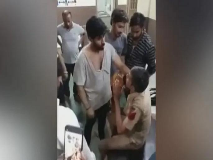 people kicked the constable and beat him up in delhi, video goes viral | VIDEO:पोलीस स्टेशनमध्ये लोकांनी कॉंस्टेबलला केली लाथा बुक्क्यांनी मारहाण, व्हिडीओ व्हायरल people kicked the constable and beat him up in delhi, video goes viral | VIDEO:पोलीस स्टेशनमध्ये लोकांनी कॉंस्टेबलला केली लाथा बुक्क्यांनी मारहाण, व्हिडीओ व्हायरल