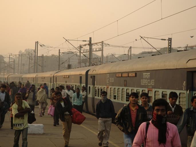 Sculptors from Maharashtra stuck in Rajasthan | महाराष्ट्रातील शिल्पकार राजस्थानात अडकले Sculptors from Maharashtra stuck in Rajasthan | महाराष्ट्रातील शिल्पकार राजस्थानात अडकले