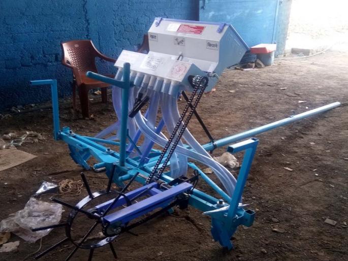 The engineer makes automatic rotarater high on sale;demand increased from other state also | इंजिनीअरने नोकरी सोडून बनवलेल्या स्वयंचलित पेरणीयंत्राचा सर्वत्र बोलबाला; परराज्यांतूनही होतेय मागणी The engineer makes automatic rotarater high on sale;demand increased from other state also | इंजिनीअरने नोकरी सोडून बनवलेल्या स्वयंचलित पेरणीयंत्राचा सर्वत्र बोलबाला; परराज्यांतूनही होतेय मागणी