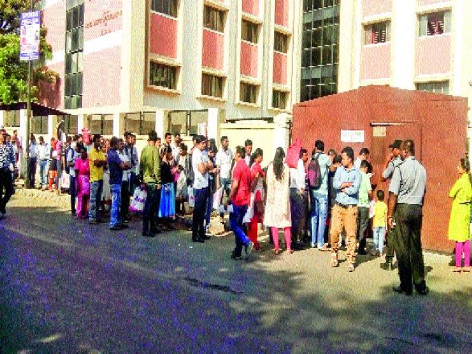 Parents for admission to school, exceeding the number, limit seats | शाळा प्रवेशासाठी पालक ताटकळत, संख्या जास्त, जागा मर्यादित  Parents for admission to school, exceeding the number, limit seats | शाळा प्रवेशासाठी पालक ताटकळत, संख्या जास्त, जागा मर्यादित