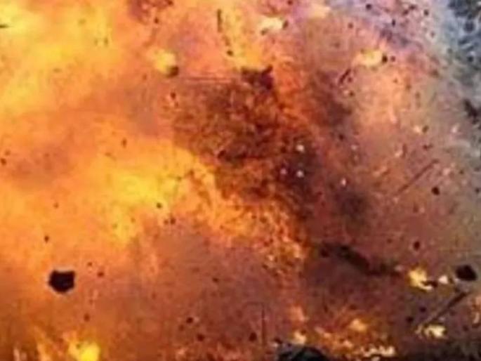 Changing the expiration date on perfume bottles proved costly; Major explosion in flat, four injured | परफ्युमच्या बाटल्यांवर एक्सपायरी डेट बदलणे पडले महागात; फ्लॅटमध्ये झाला मोठा स्फोट, चार जण जखमी Changing the expiration date on perfume bottles proved costly; Major explosion in flat, four injured | परफ्युमच्या बाटल्यांवर एक्सपायरी डेट बदलणे पडले महागात; फ्लॅटमध्ये झाला मोठा स्फोट, चार जण जखमी