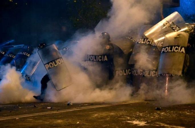 This is not my president ... the youth of Peru raised a movment | हे माझे राष्ट्रपती नाहीत ... पेरूत तरुणांचा एल्गार This is not my president ... the youth of Peru raised a movment | हे माझे राष्ट्रपती नाहीत ... पेरूत तरुणांचा एल्गार