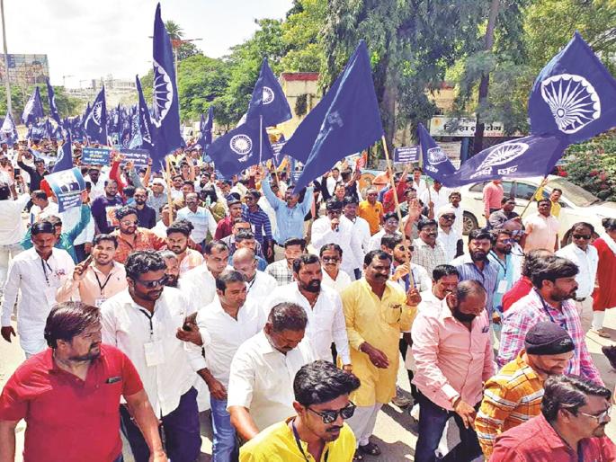 ‘PES ke samman mein .... hum sare maidanmen’; Forgetting the factions, there was a huge march of Ambedkaraits in discipline | ‘पीईएस के सम्मान में .... हम सारे मैदानमें’; गट-तट विसरून निघाला शिस्तीत प्रचंड मोर्चा ‘PES ke samman mein .... hum sare maidanmen’; Forgetting the factions, there was a huge march of Ambedkaraits in discipline | ‘पीईएस के सम्मान में .... हम सारे मैदानमें’; गट-तट विसरून निघाला शिस्तीत प्रचंड मोर्चा