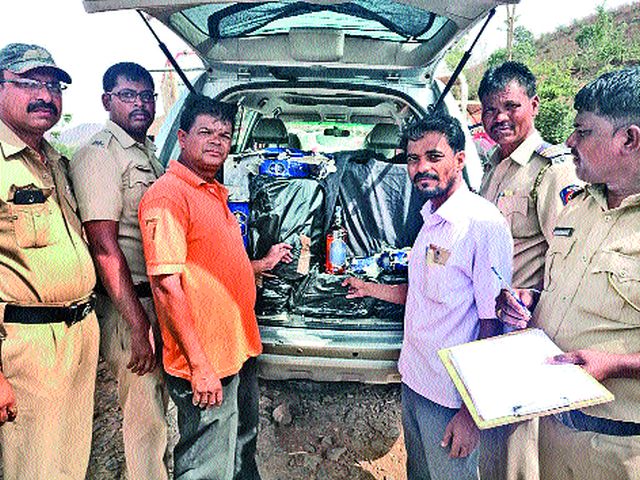 8 lakh liquor was seized with 36 lakh vehicles | ३६ लाखांच्या वाहनांसह ८ लाखांचे मद्य जप्त 8 lakh liquor was seized with 36 lakh vehicles | ३६ लाखांच्या वाहनांसह ८ लाखांचे मद्य जप्त