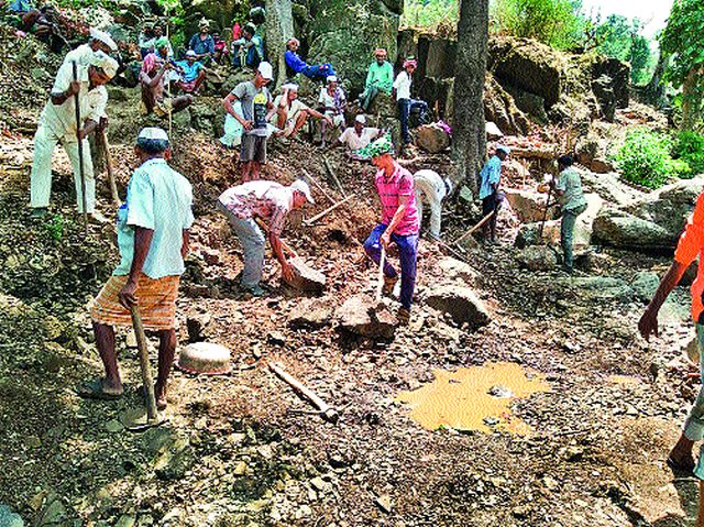 The whole village is gathered for water | पाण्यासाठी एकवटला सारा गाव The whole village is gathered for water | पाण्यासाठी एकवटला सारा गाव