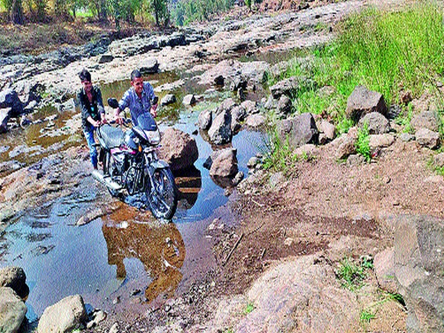 Broken contact of two states due to lack of bridges | पूल नसल्याने दोन राज्यांचा तुटला संपर्क Broken contact of two states due to lack of bridges | पूल नसल्याने दोन राज्यांचा तुटला संपर्क