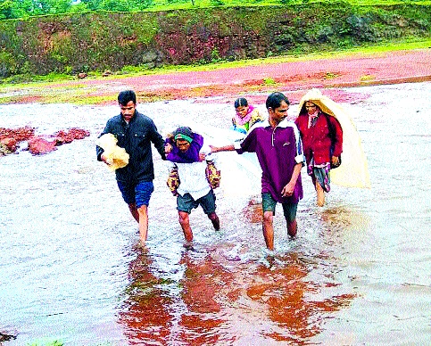 Take the patient back on the back of the cafe | रुग्णाला पाठीवर घेऊन कैक मैल पायपीट Take the patient back on the back of the cafe | रुग्णाला पाठीवर घेऊन कैक मैल पायपीट