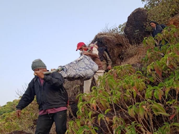 A woman's body was wrapped in a sheet, tied to a pole, and piped several miles through the forest in Jawali Satara district | दुर्देवी! कावड करुन नेला मृतदेह, मृतदेह घेऊन जाणाऱ्यांची जंगलातून पायपीट!, पिसाडी गावातील ग्रामस्थ भोगतायत मरणयातना A woman's body was wrapped in a sheet, tied to a pole, and piped several miles through the forest in Jawali Satara district | दुर्देवी! कावड करुन नेला मृतदेह, मृतदेह घेऊन जाणाऱ्यांची जंगलातून पायपीट!, पिसाडी गावातील ग्रामस्थ भोगतायत मरणयातना