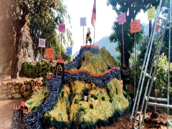 Shivsrushti a stone fort built at Kusumbimura Primary School in Jawali taluka | जावळी तालुक्यातील कुसुंबीमुरा प्राथमिक शाळेत साकारली शिवसृष्टी, कातळ दगडाचा किल्ला Shivsrushti a stone fort built at Kusumbimura Primary School in Jawali taluka | जावळी तालुक्यातील कुसुंबीमुरा प्राथमिक शाळेत साकारली शिवसृष्टी, कातळ दगडाचा किल्ला