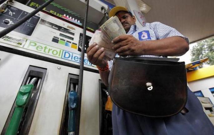 Petrol and diesel prices have risen in Jalgaon | जळगावात पेट्रोल-डिझेल अडीच रुपयांनी महागले Petrol and diesel prices have risen in Jalgaon | जळगावात पेट्रोल-डिझेल अडीच रुपयांनी महागले