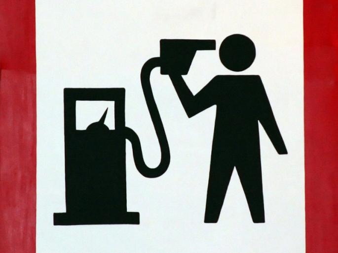 Kolhapur: Reduce petrol-diesel and gas prices, request resignations of deputy collectors of CPI | कोल्हापूर : पेट्रोल-डिझेल व गॅसचे दर कमी करा, भाकपचे निवासी उपजिल्हाधिकाऱ्यांना निवेदन Kolhapur: Reduce petrol-diesel and gas prices, request resignations of deputy collectors of CPI | कोल्हापूर : पेट्रोल-डिझेल व गॅसचे दर कमी करा, भाकपचे निवासी उपजिल्हाधिकाऱ्यांना निवेदन