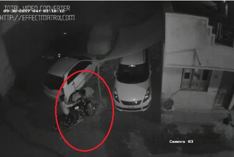 Two young men arrested in the vehicle for fun at the bullet | बुलेटवर मौजमज्जा करण्यासाठी वाहनांतून पेट्रोलचोरी करणा-या दोन तरुणांना अटक Two young men arrested in the vehicle for fun at the bullet | बुलेटवर मौजमज्जा करण्यासाठी वाहनांतून पेट्रोलचोरी करणा-या दोन तरुणांना अटक